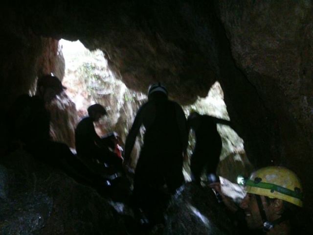Cruzando la cueva.jpg